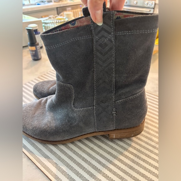 TOMS Laurel Gray Suede Ankle Boots - Picture 3 of 12